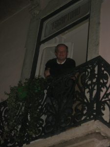 Ricardo Belo de Morais à janela do quarto ocupado por Fernando Pessoa, no Largo do Carmo